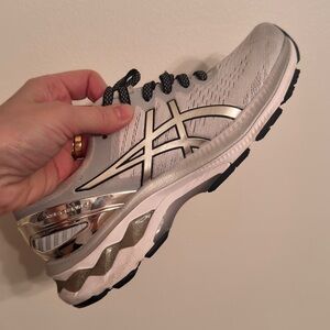 ASICS Gel-Kayano 27 Women’s Running Shoes – Silver/Black – Like New